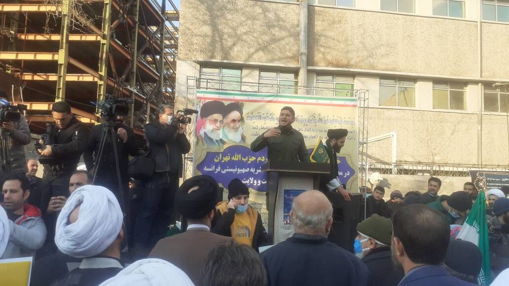 پانار | پارس ساختار | تجمع اعتراضی مردم تهران در مقابل سفارت فرانسه
