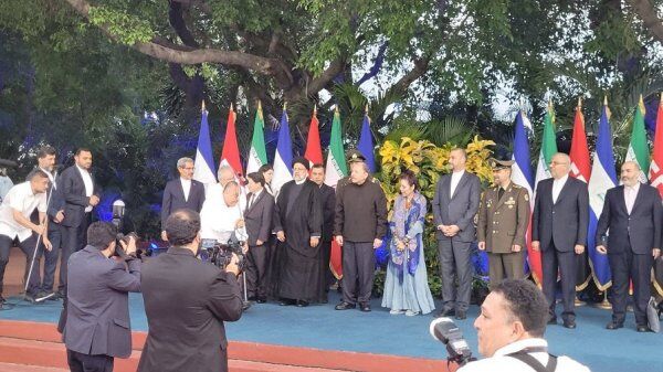 پانار | پارس ساختار | استقبال رسمی «اورتگا» از آیت‌الله رئیسی/ حضور مردم نیکاراگوئه در مراسم