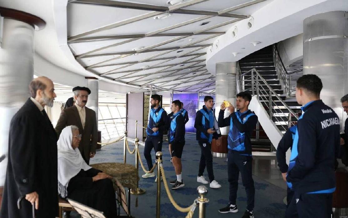 پانار | پارس ساختار | بازدید تیم ملی فوتبال نیکاراگوئه از برج میلاد